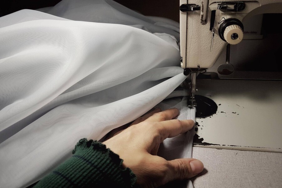 Jak uszyć firanę w łuk i nadać wnętrzu elegancji?
