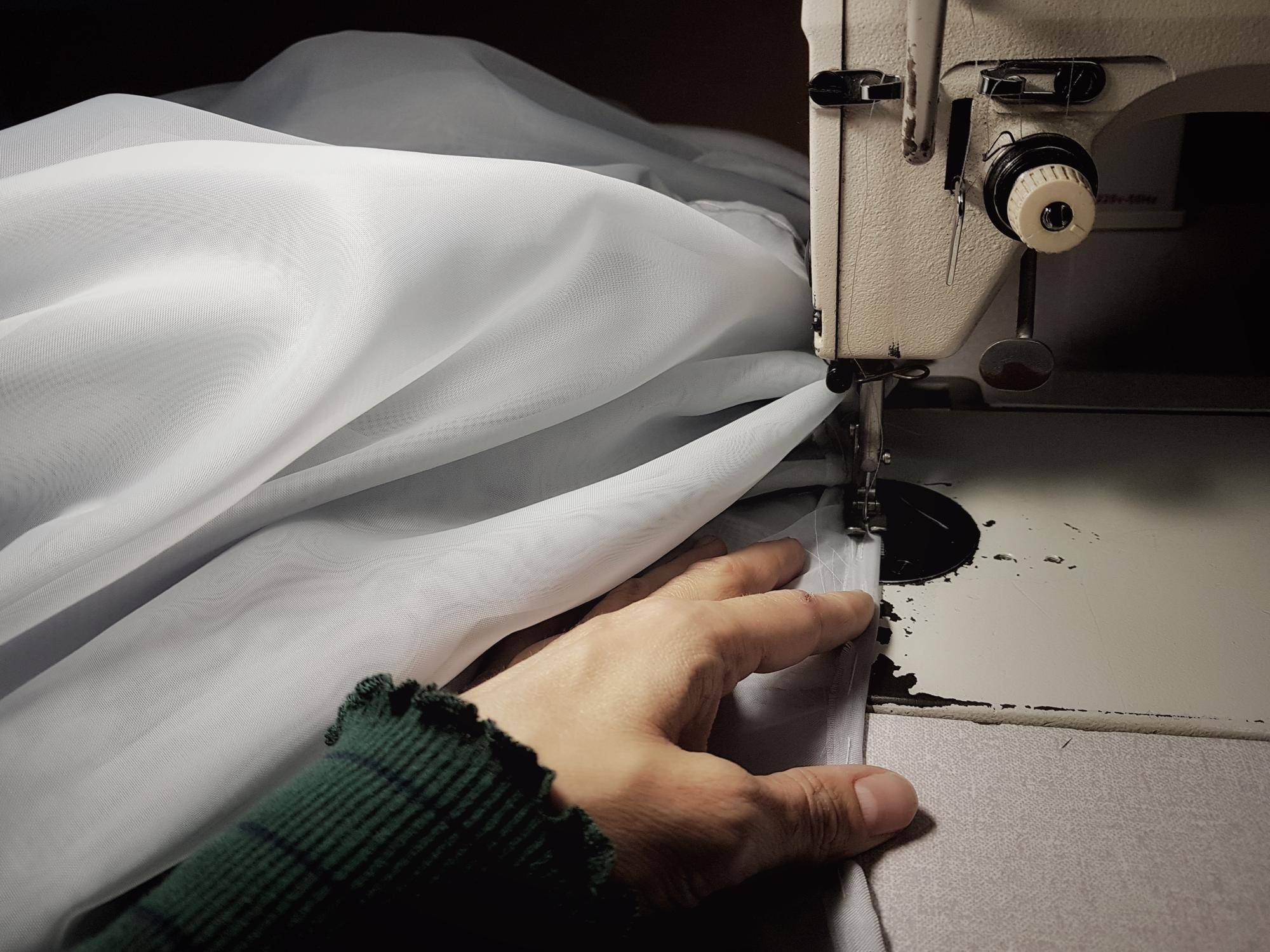 Jak uszyć firanę w łuk i nadać wnętrzu elegancji?